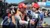 Le St Esprit serait-il descendu à Laguna Seca ? Stoner et Lorenzo se congratulent à l'arrivée du motoGP...Allelouyah