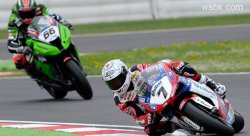 Carlos Checa impose sa Ducati privée sur la plus haute marche du podiium d'Imola