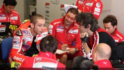 Après ses runs d' essai, Valentino Rossi fait un débriefing avec toute son équipe.