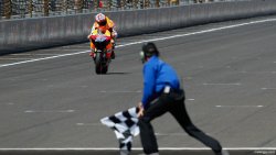 Stoner seul en piste !