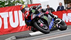 Davey Todd à la lutte avec Harrison en superstock