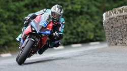 Michael Dunlop s'illustre en supersport