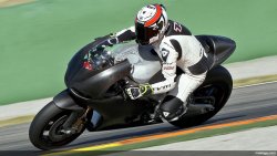 Randy de Puniet et son équipe ont pu tester l' Aprilia CRT à Valence.