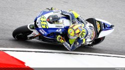 Rossi privé de pole par le diable Marquez.