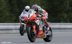 A Brno Max Biaggi reprend 13 points au leader du championnat