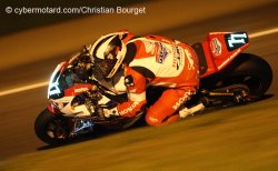 Une des motos les plus visibles la nuit est la Honda N°77