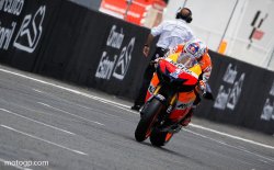 Après sa victoire à EStoril, Stoner mène au classement provisoire motoGP d'un petit point.