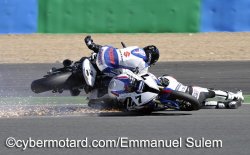 Chute du leader en Superbike.