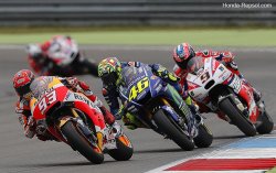 Marquez mène le groupe des poursuivants