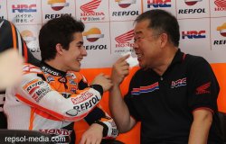 Visiblement le courant passe bien entre Marc Marquez et Suhei Nakamoto le big boss du HRC