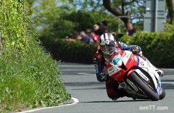 Michael Dunlop sort le grand jeu dans la 2e course supersport