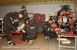 Les motos du team 18 à l'atelier