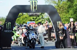 La course du "Senior TT" a été supprimée, samedi 9 juin, à cause des conditions météo désastreuses.