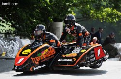 Dave Molyneux engrange son 15e succès en side car au TT
