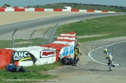 1er accrochage en 2e manche du Superbike