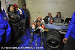 Kenny Foray chute sur la Suzuki n°72.