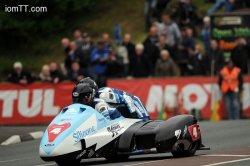 Holden/Winkle en haut de la feuille des temps en side-car