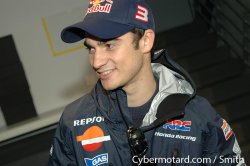 Dani Pedrosa est brun et pas bien grand. Si vous le voyez...ramenez le sur la piste !