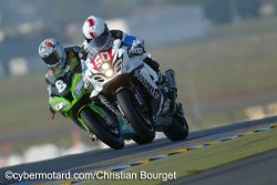 Après 1 heure de course, la Suzuki N°50 est en tête des Superstock.