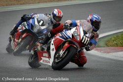 Belle bagarre en tête : Honda N°111 vs Suzuki N°1
