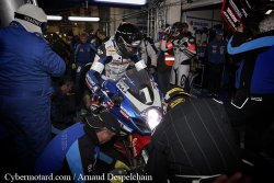 La Suzuki N°1 mène la course devant la Honda N°111