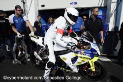 Sorti des stand du RAC41, avec Mathieu Gines au guidon, lors du Bol d'Or 2010