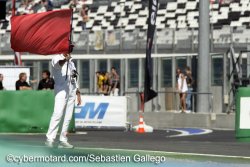 Un drapeau rouge qui fait les affaires de Freddy Foray.