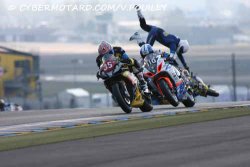 Chute d'Emeric Jonchière aux essais qualificatifs des 24H du Mans 2010, à la sortie du Dunlop