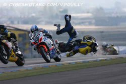 Chute d'Emeric Jonchière aux essais qualificatifs des 24H du Mans 2010, à la sortie du Dunlop