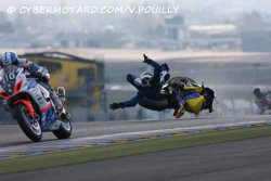 Chute d'Emeric Jonchière aux essais qualificatifs des 24H du Mans 2010, à la sortie du Dunlop