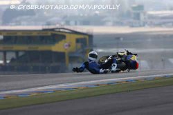 Chute d'Emeric Jonchière aux essais qualificatifs des 24H du Mans 2010, à la sortie du Dunlop