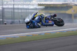 Chute d'Emeric Jonchière aux essais qualificatifs des 24H du Mans 2010, à la sortie du Dunlop