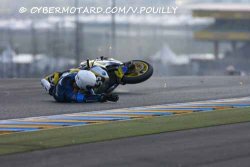 Chute d'Emeric Jonchière aux essais qualificatifs des 24H du Mans 2010, à la sortie du Dunlop