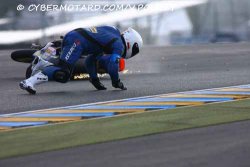 Chute d'Emeric Jonchière aux essais qualificatifs des 24H du Mans 2010, à la sortie du Dunlop