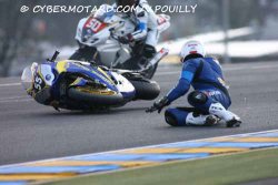 Chute d'Emeric Jonchière aux essais qualificatifs des 24H du Mans 2010, à la sortie du Dunlop