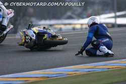 Chute d'Emeric Jonchière aux essais qualificatifs des 24H du Mans 2010, à la sortie du Dunlop