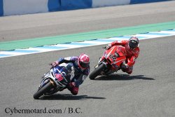 Aleix Esparagaro vient titiller la Ducati usine de Dovizioso