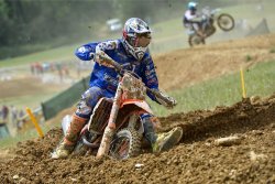 Dan Houzet au pied du podium MX2 au Domaine de Foolz