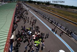 La visite du paddock rencontre toujours autant de succès.