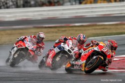 Marc Marquez s'impose dan le dernier tour devant 2 Ducati !
