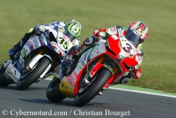 Max Biaggi remporte la dernière course du mondial Superbike 2010 sur son Aprilia