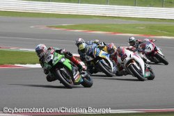 Sur sa Kawasaki ZX-10R, Loris Baz ne craint personne !