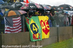 Unis sous la pluie