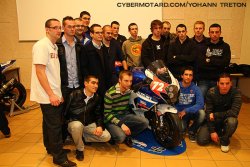 Anciens et nouveaux élèves posent près de la 1000 GSXR du Junior Team.