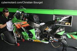 Dans le Box du "Mahi Racing team India" plus aucun n'autocollant ne rapelle le nom du propriétaire !