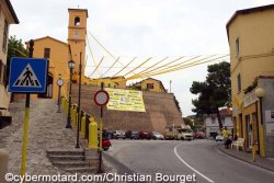 L'église pavoisée de jaune