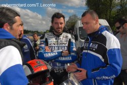 Débriefing au pied du podium pour l'équipe Yamaha