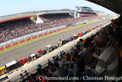 Un spectateur tombe sur la voie des stands, depuis les tribunes !