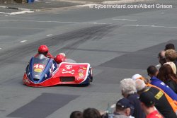 course 1, ligne droite des stands, le carénage touche la piste, il est enfoncée sur son côté droit