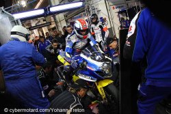 Après 15h de course, La Suzuki N°1 tient toujours tête face à ses adversaires.